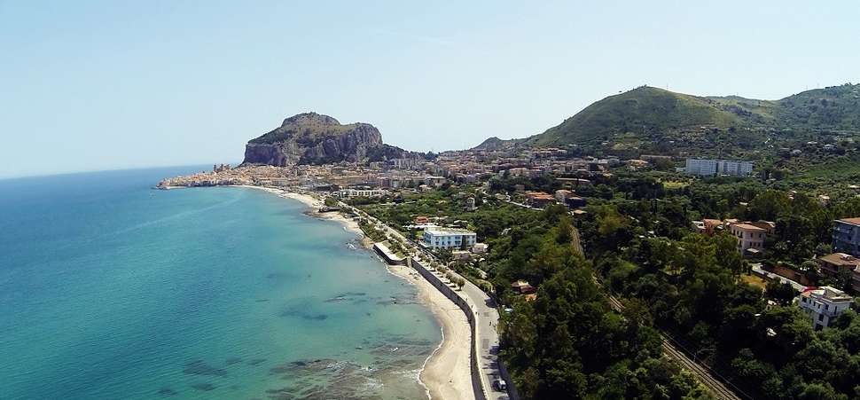Ein Foto vom Strand beim Hotel Tourist Cefalu