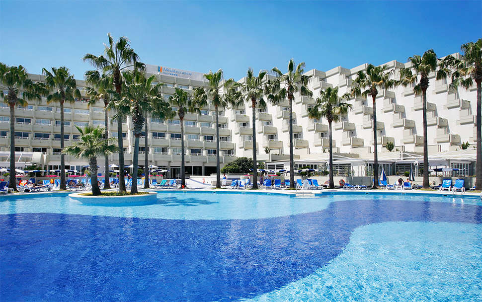 Een foto van het zwembad bij Hipotels Mediterraneo