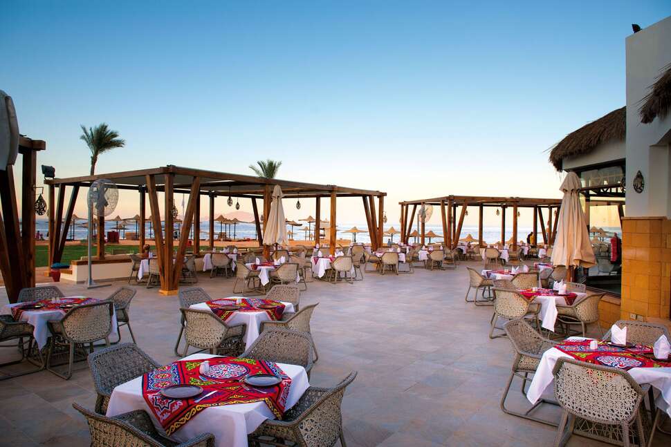 Een foto van het terras bij Amphoras Beach