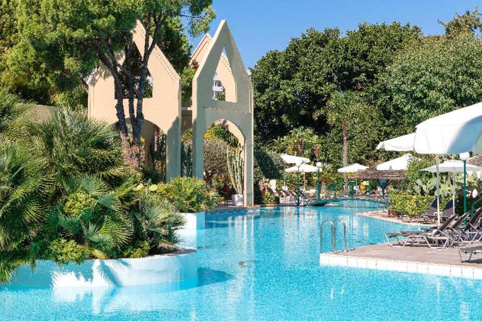Een foto van het zwembad bij Dionysos Hotel