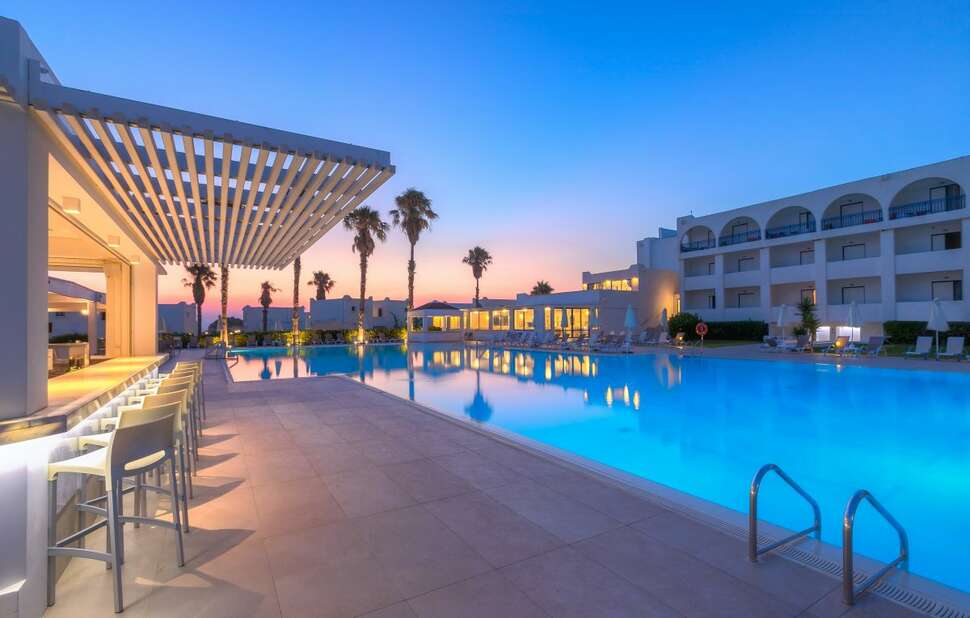 Ein Foto vom Pool im Aeolos Beach Hotel