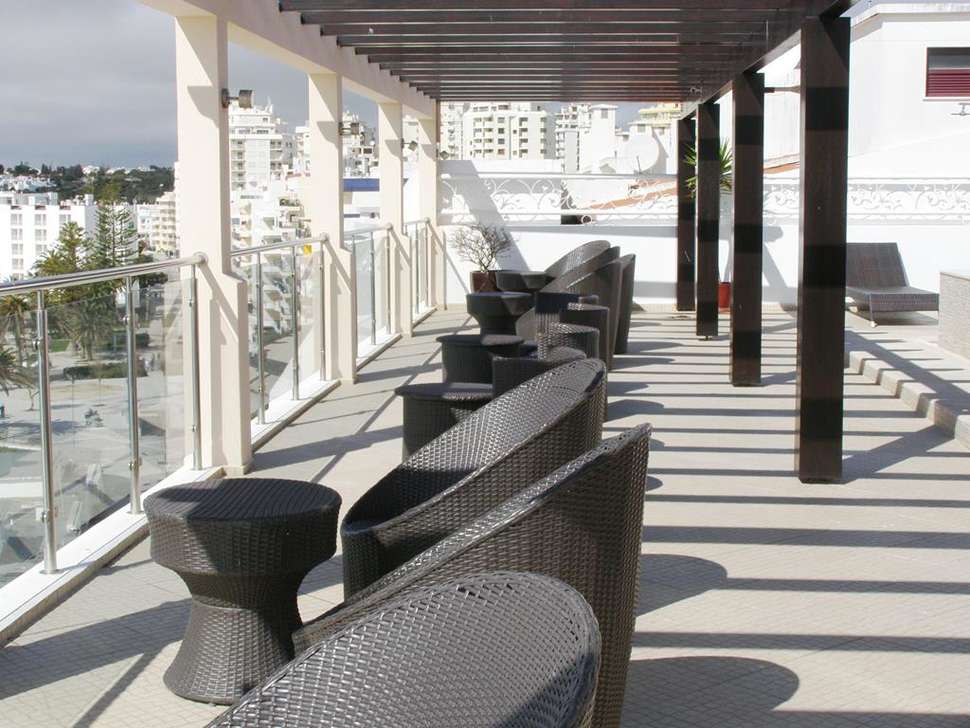 Een foto van het terras bij Algar Appartementen