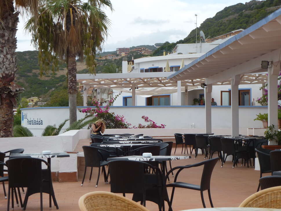 Een foto van het terras bij LH Pedraladda Resort