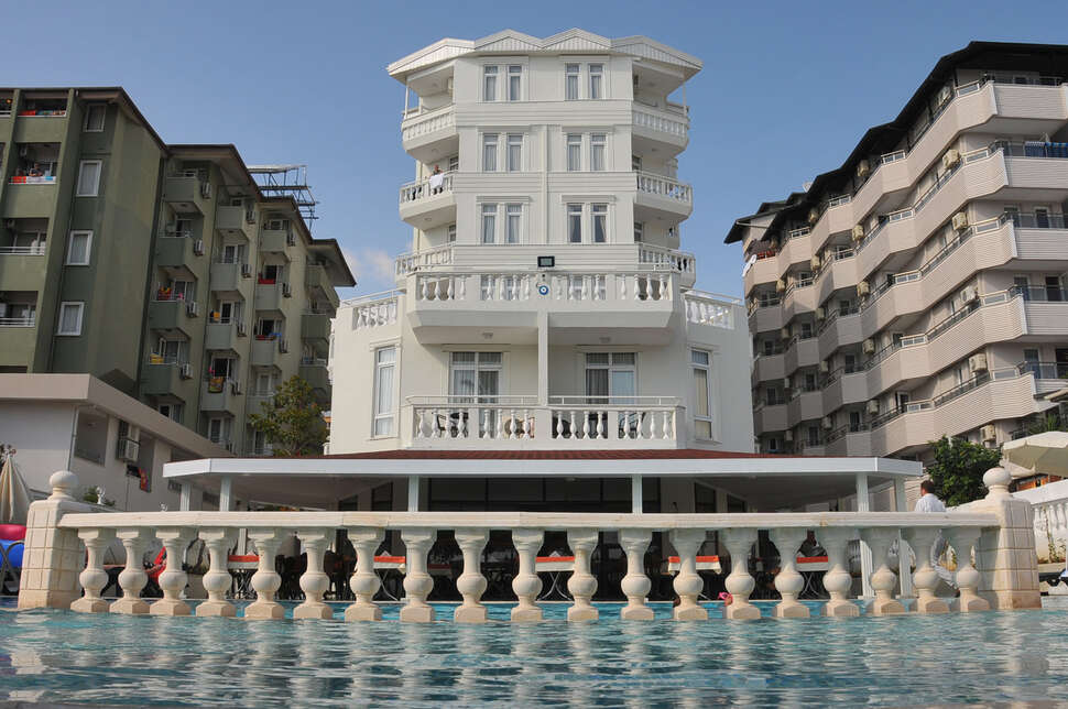 Ein Foto vom Pool im Azak Hotel