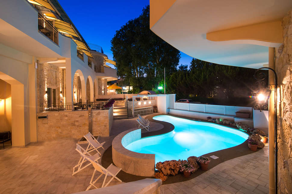 Een foto van het zwembad bij Neikos Mediterraneo Luxury Suites