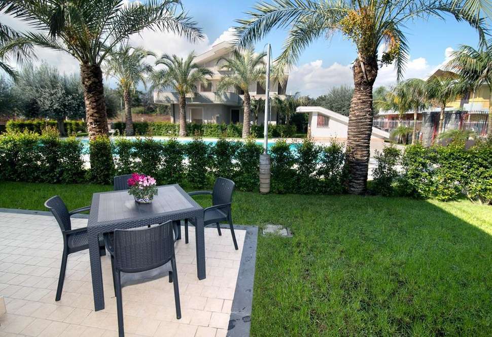 Een foto van het terras bij Villa Galati Resort