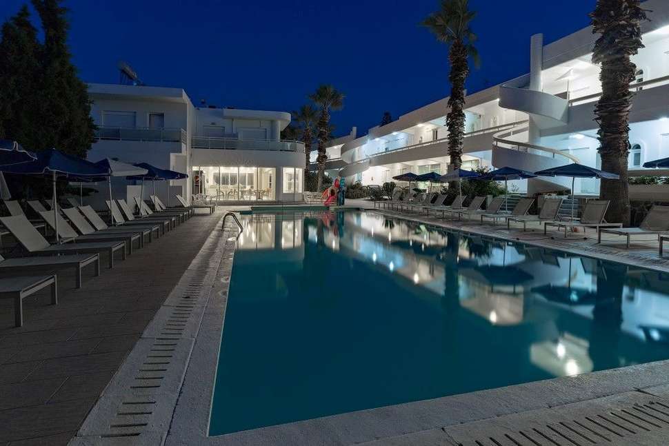 Een foto van het zwembad bij Paleos Family Appartementen