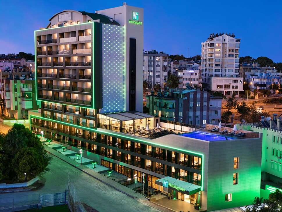 Een foto van de buitenkant van Holiday Inn Antalya