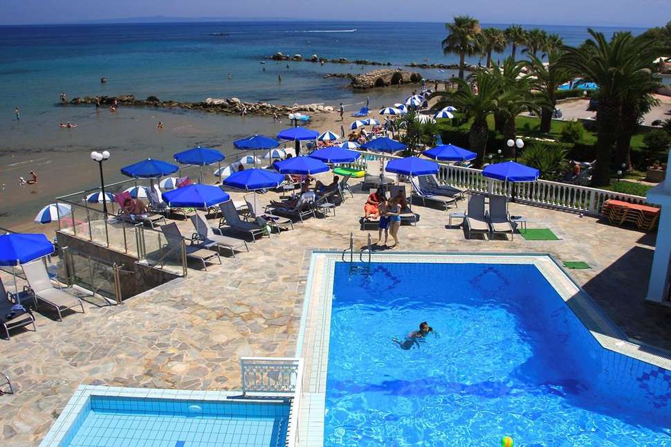 Een foto van het zwembad bij Boletsos Beach
