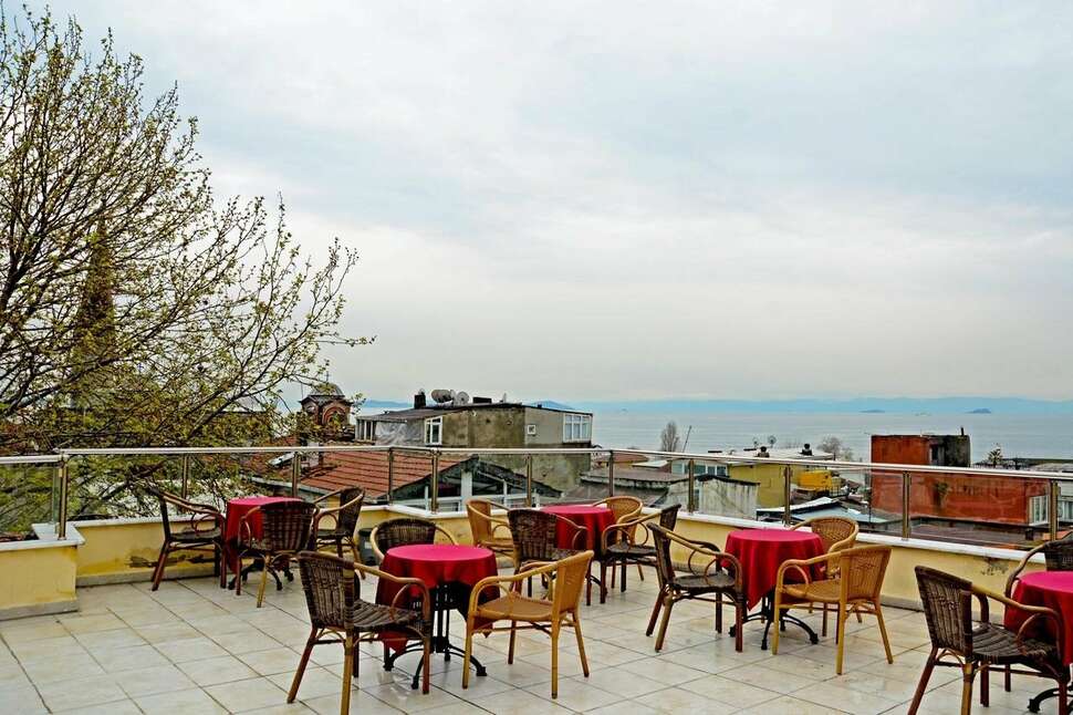 Een foto van het terras bij May Hotel Istanbul