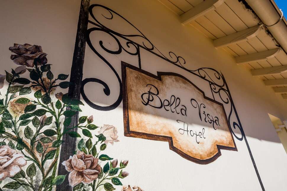 Een foto van de buitenkant van Bella Vista Hotel & Studios
