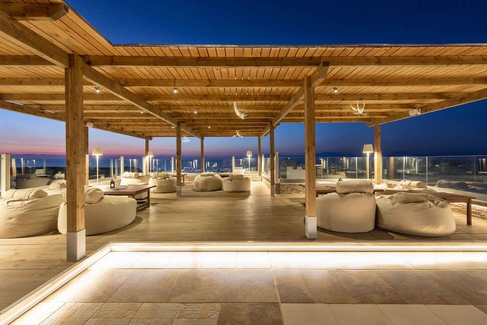 Een foto van het terras bij Kouros Palace