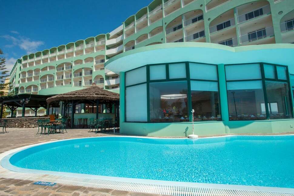 Een foto van het zwembad bij Pestana Ocean Bay