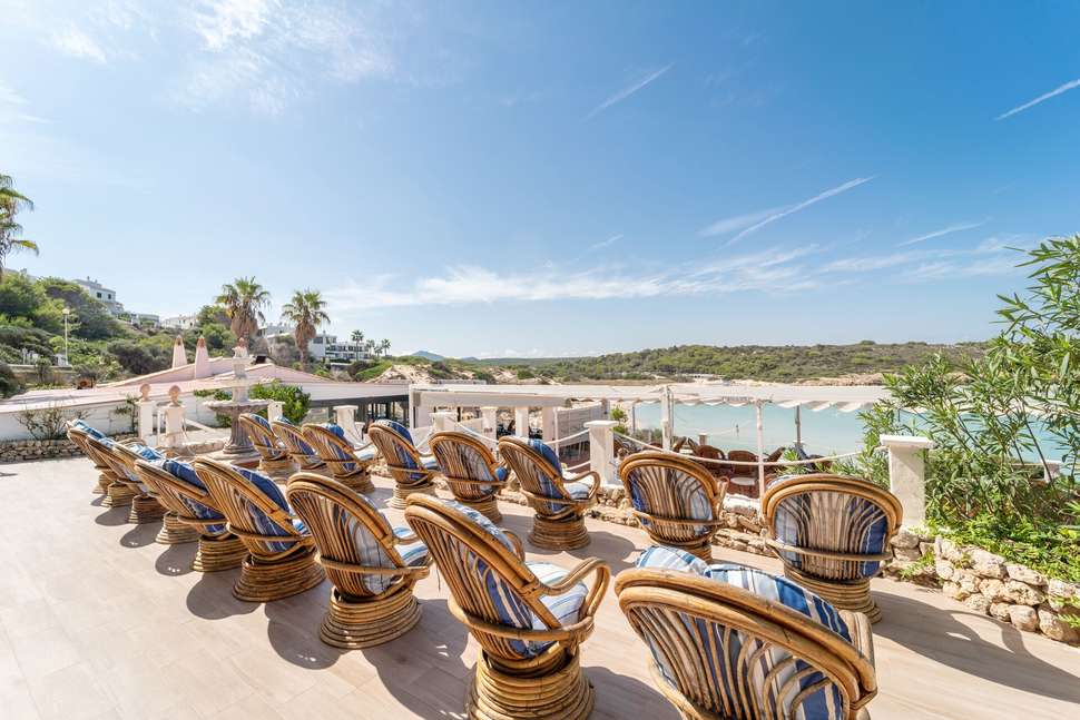Een foto van het terras bij Beach Club Hotel