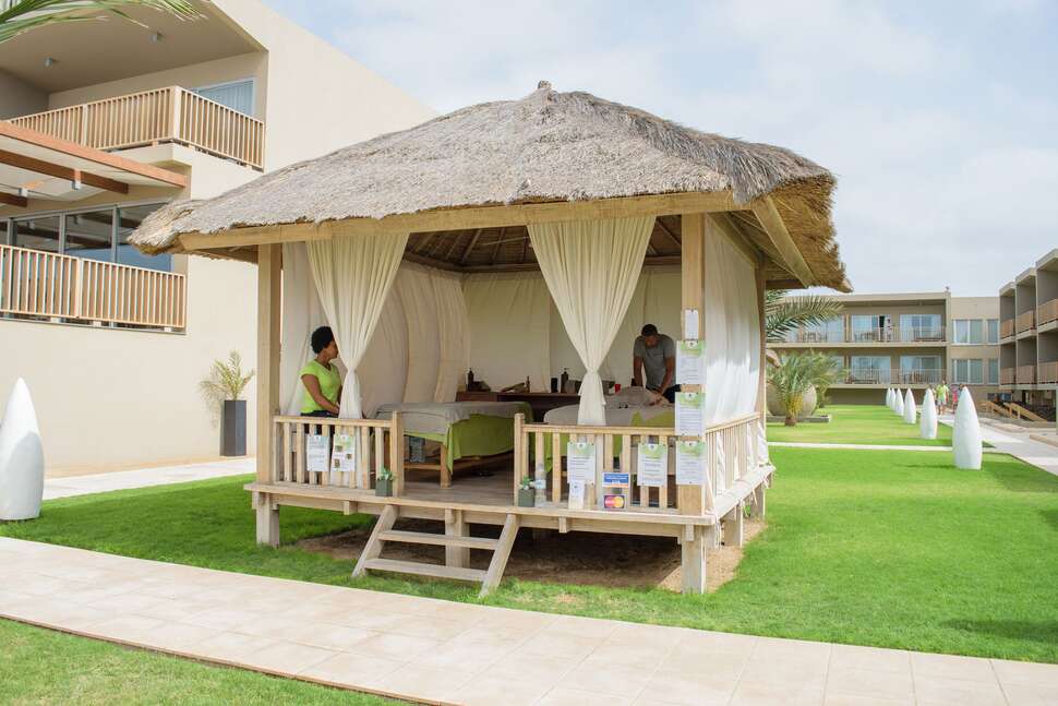 Een foto van de buitenkant van Hotel Oasis Salinas Sea