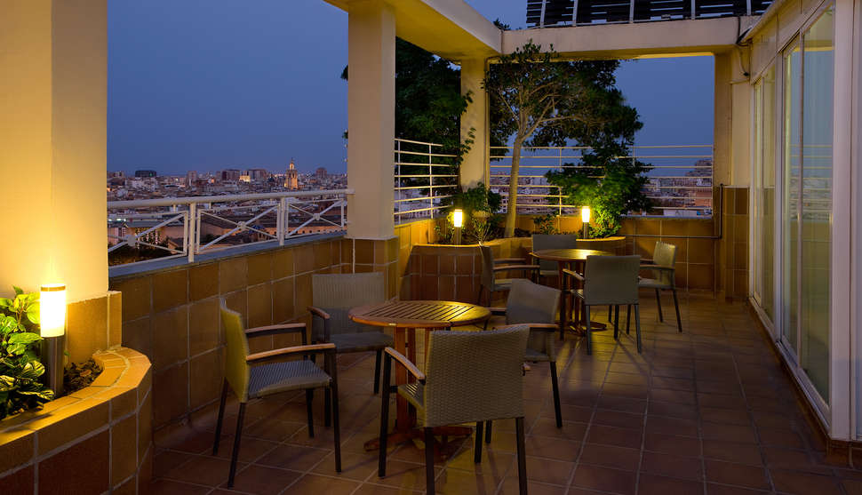 Een foto van het terras bij NH Valencia Center