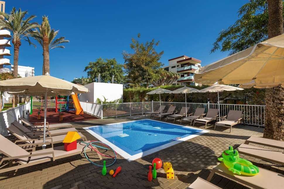 Een foto van het zwembad bij Riu Palace Palmeras