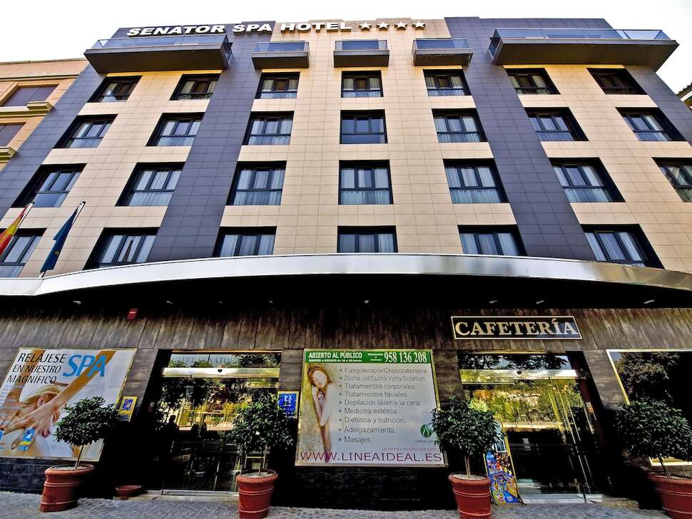 Een foto van de buitenkant van Senator Granada Spa Hotel