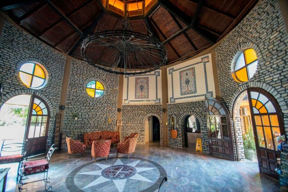 Een foto van het interieur van Holiday Calbis