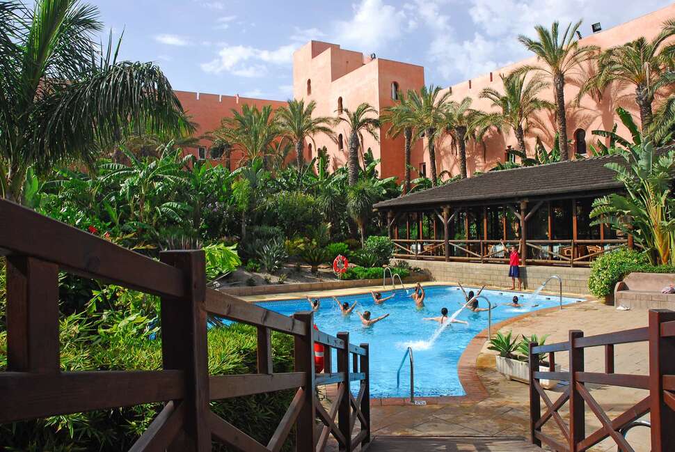 Een foto van het zwembad bij Playacalida Hotel