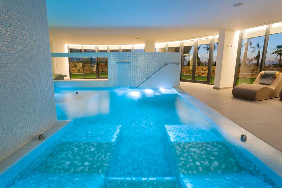 Een foto van het zwembad bij Longevity Health & Wellness Hotel