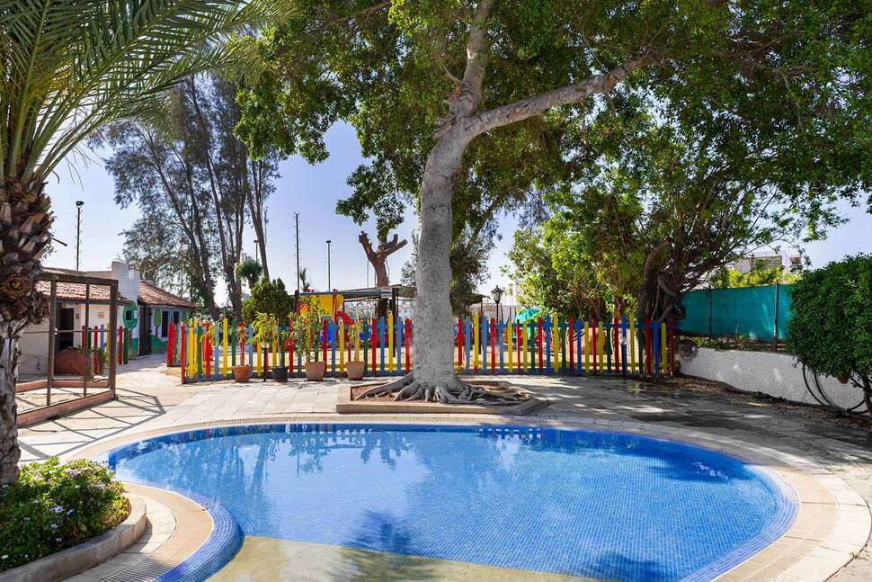 Een foto van het zwembad bij Paphos Gardens Holiday Resort