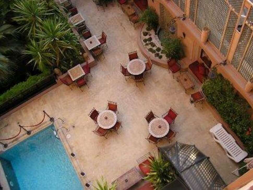 Ein Foto von der Terrasse im Hotel Nassim
