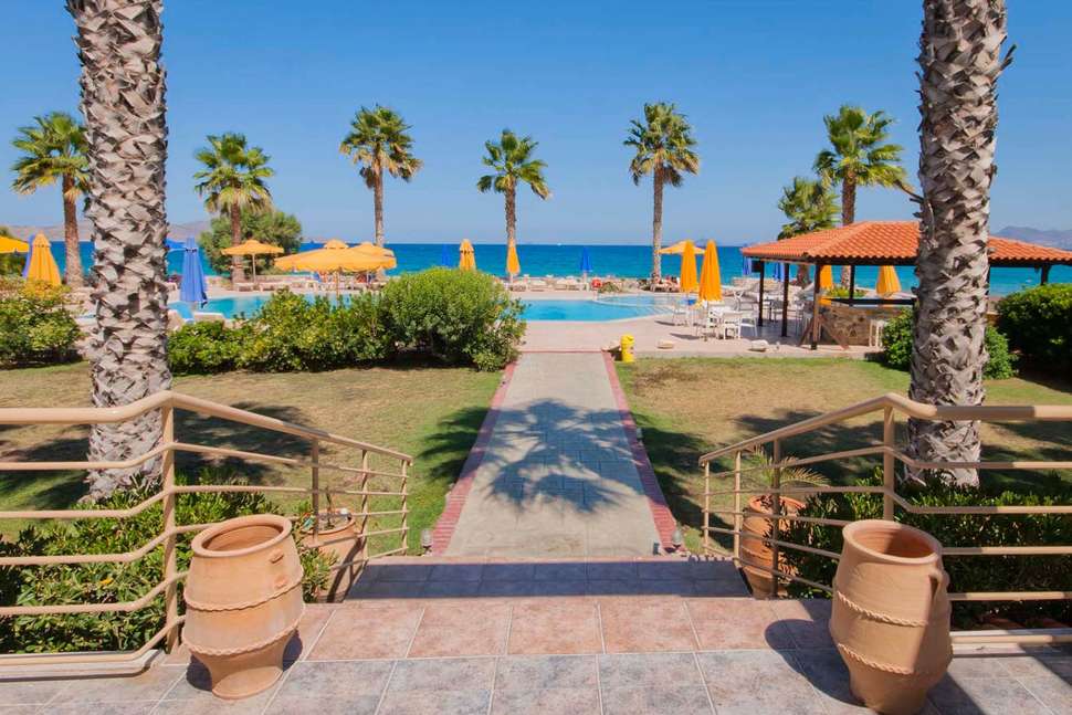 Een foto van de buitenkant van Irina Beach Aparthotel