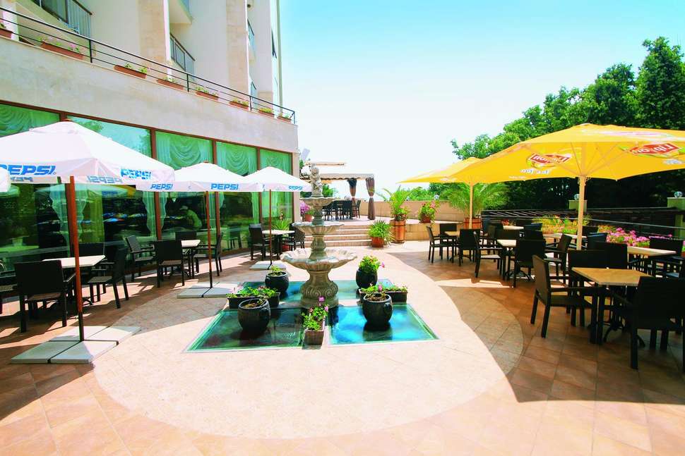 Een foto van het terras bij Hotel Mirabelle