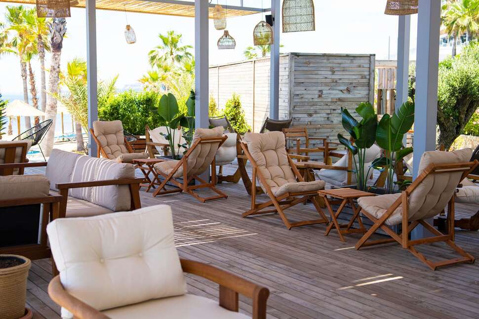 Een foto van het terras bij Flora Garden Beach Hotel