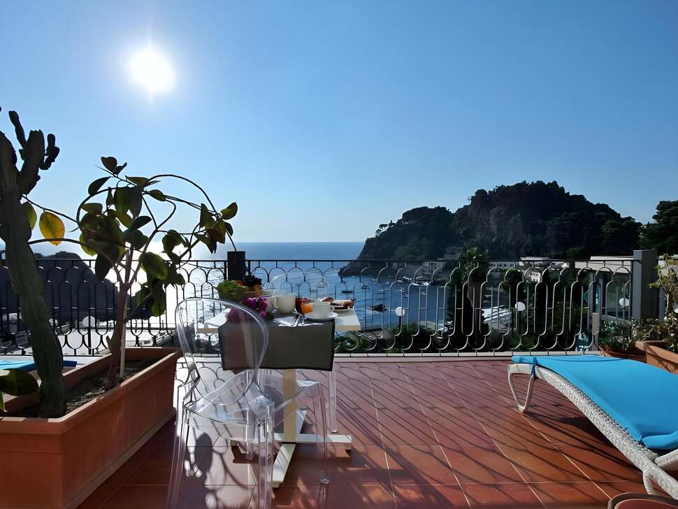 Een foto van de buitenkant van Hotel Baia Azzurra