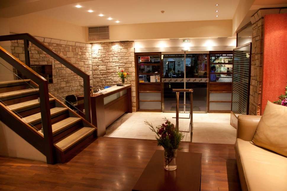 Een foto van het interieur van Akrogiali Hotel