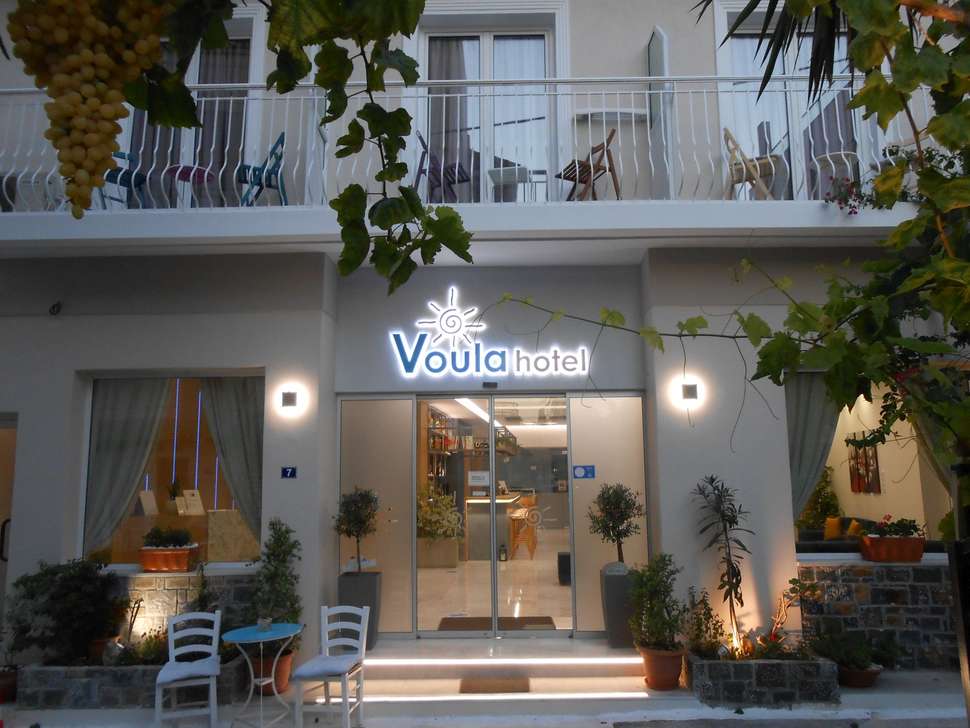 Ein Foto von der Außenansicht des Voula Hotel