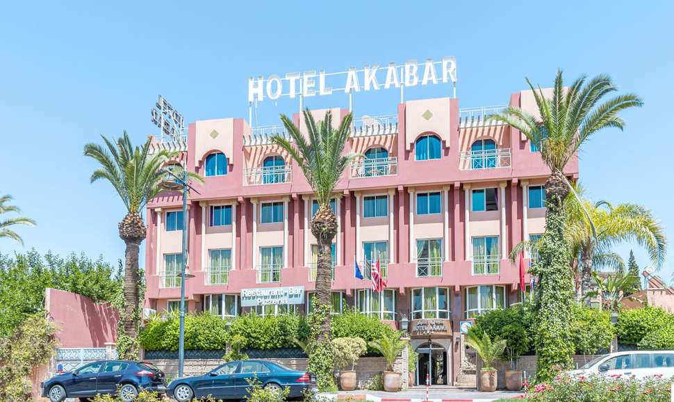 Ein Foto von der Außenansicht des Hotel Akabar