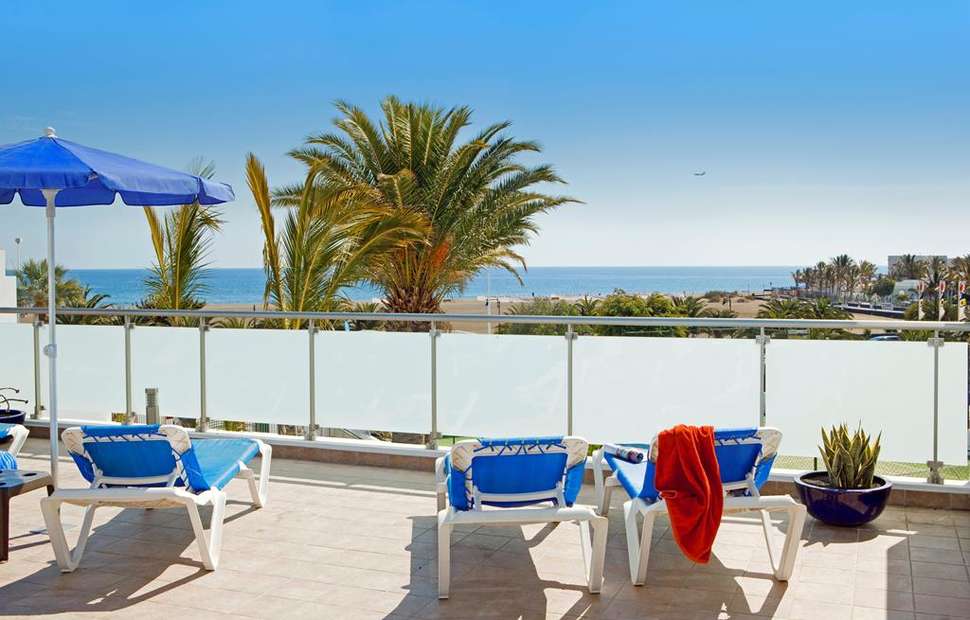 Een foto van het terras bij Lanzarote Village