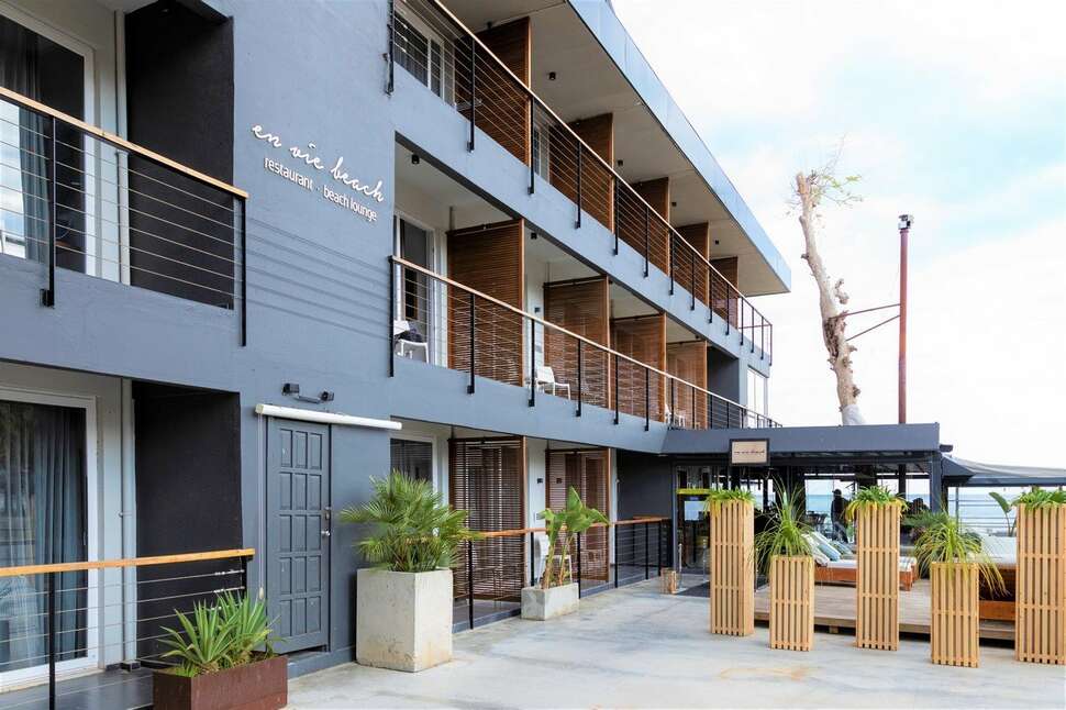 Een foto van de buitenkant van En Vie Beach Boutique Hotel