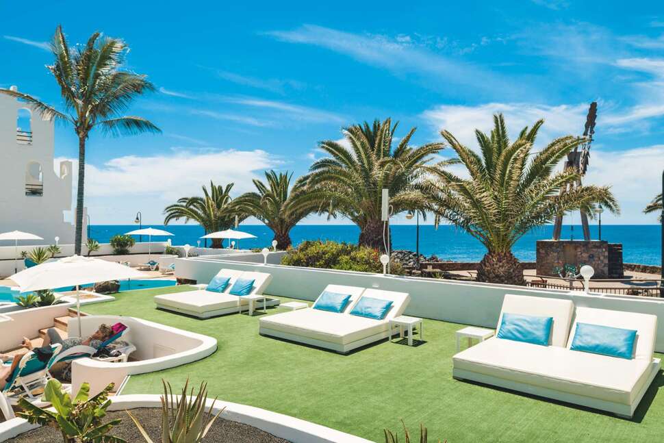 Een foto van het terras bij Neptuno Suites