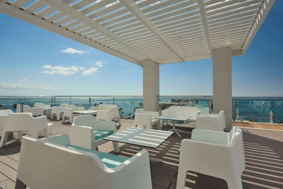 Ein Foto von der Terrasse im Las Arenas Affiliated by Melia