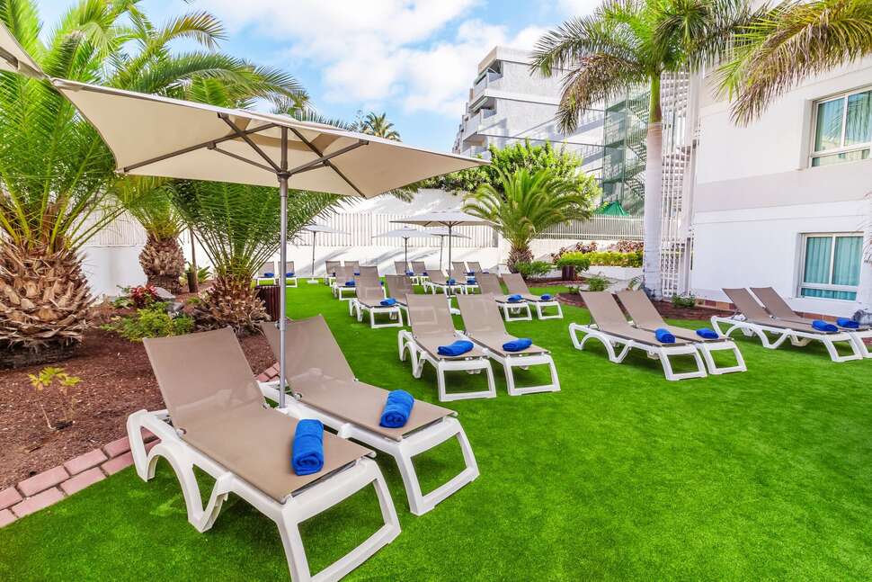 Een foto van het terras bij Hotel Akeah Broncemar