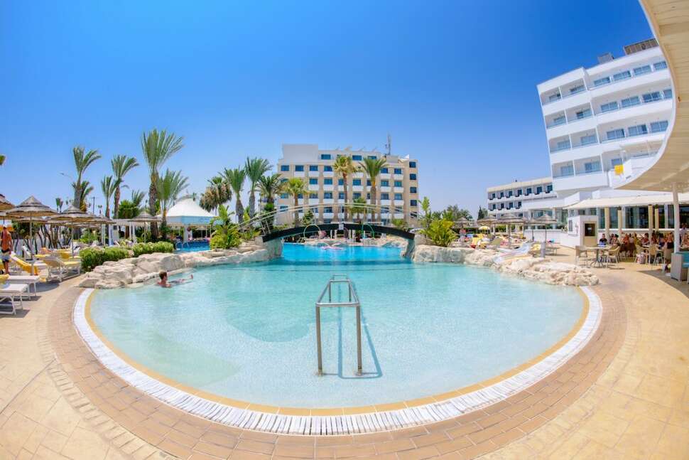 Een foto van het zwembad bij Tasia Maris Beach Hotel
