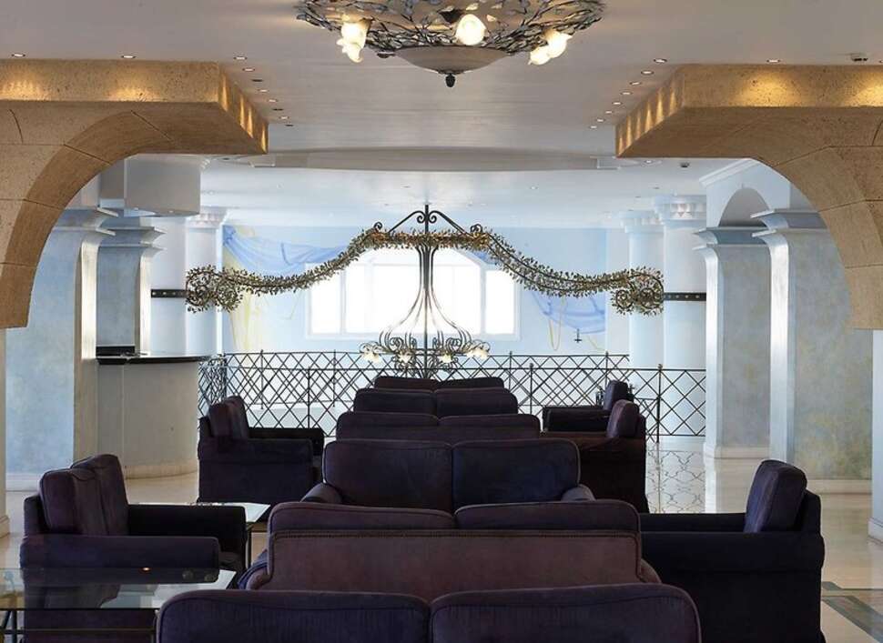 Een foto van het interieur van Mitsis Summer Palace Beach Hotel