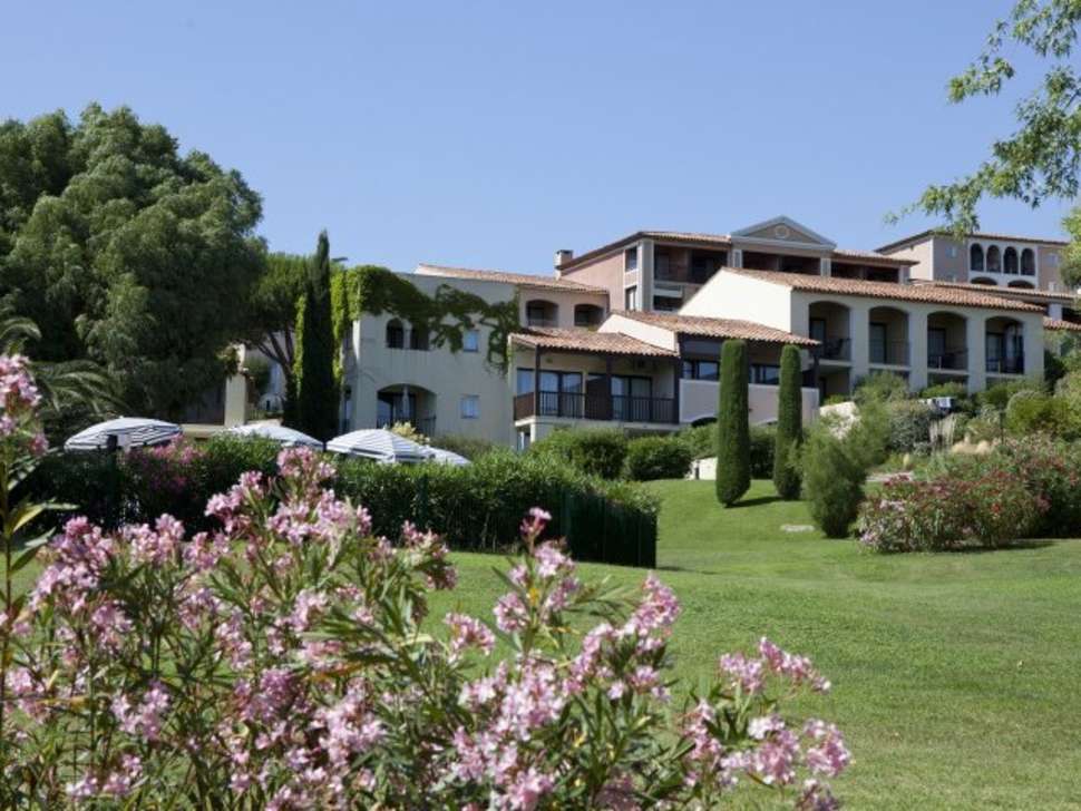 Een foto van de buitenkant van Pierre & Vacances Residence Les Parcs de Grimaud