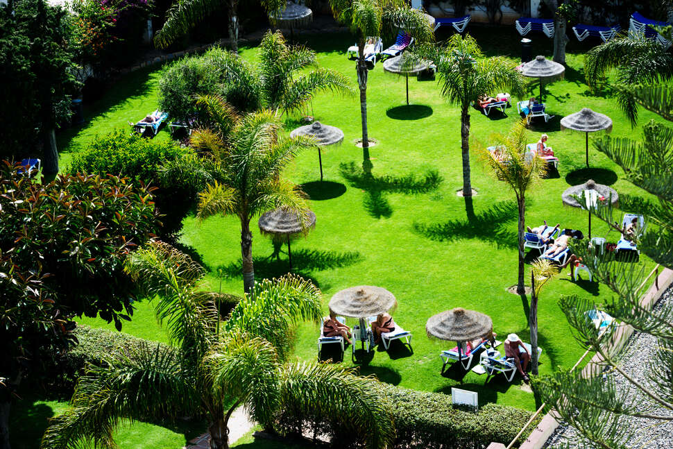 Een foto van het terras bij Hotel Monarque Fuengirola Park
