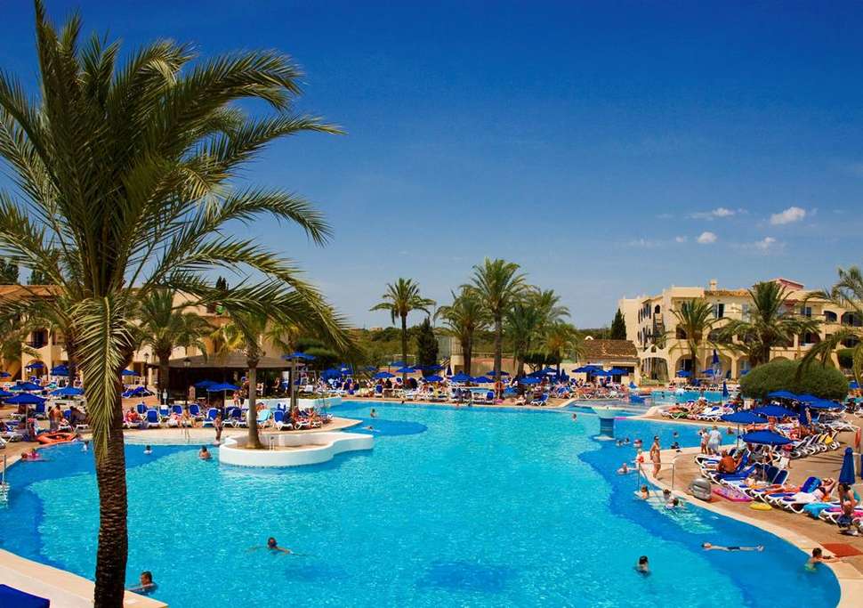 Een foto van het zwembad bij Globales Bouganvilla Aparthotel