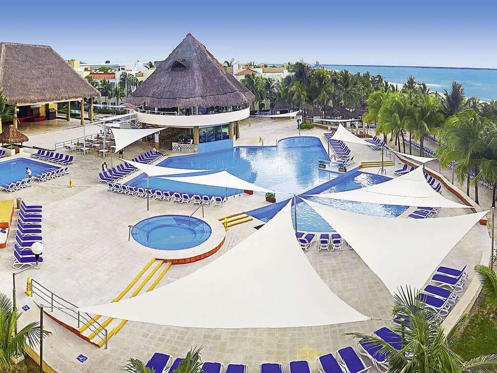 Een foto van het zwembad bij Viva Wyndham Maya