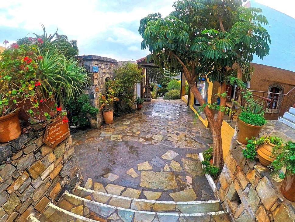 Een foto van de buitenkant van Hotel Arolithos Village