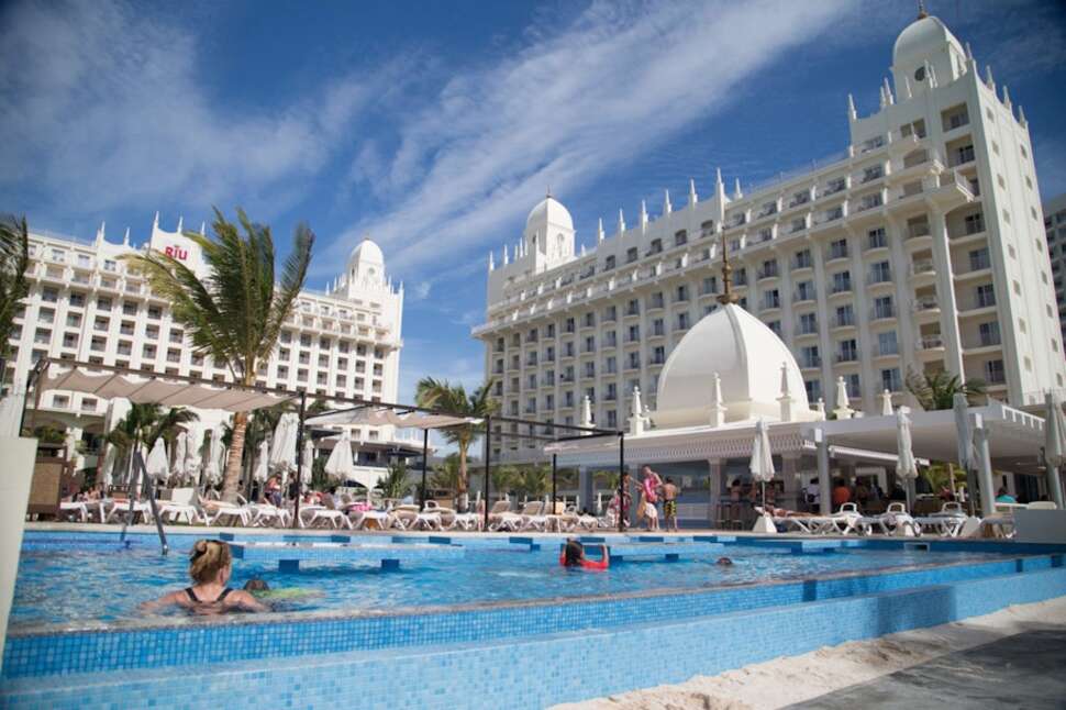 Een foto van het zwembad bij Riu Palace Aruba