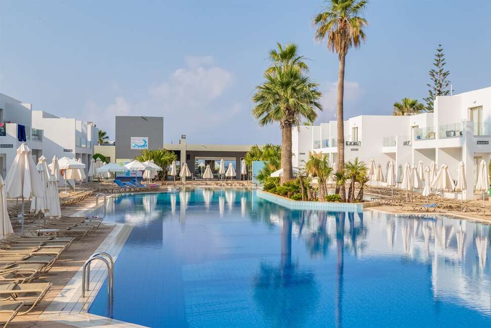 Ein Foto vom Pool im Atlantica Panthea Resort