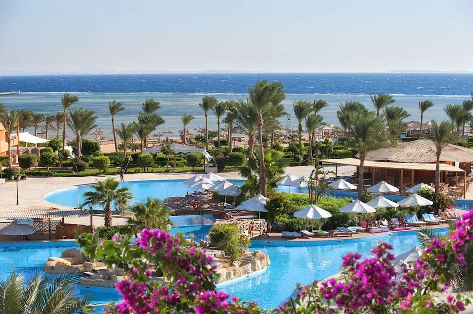 Een foto van het zwembad bij Amwaj Oyoun Resort & Casino