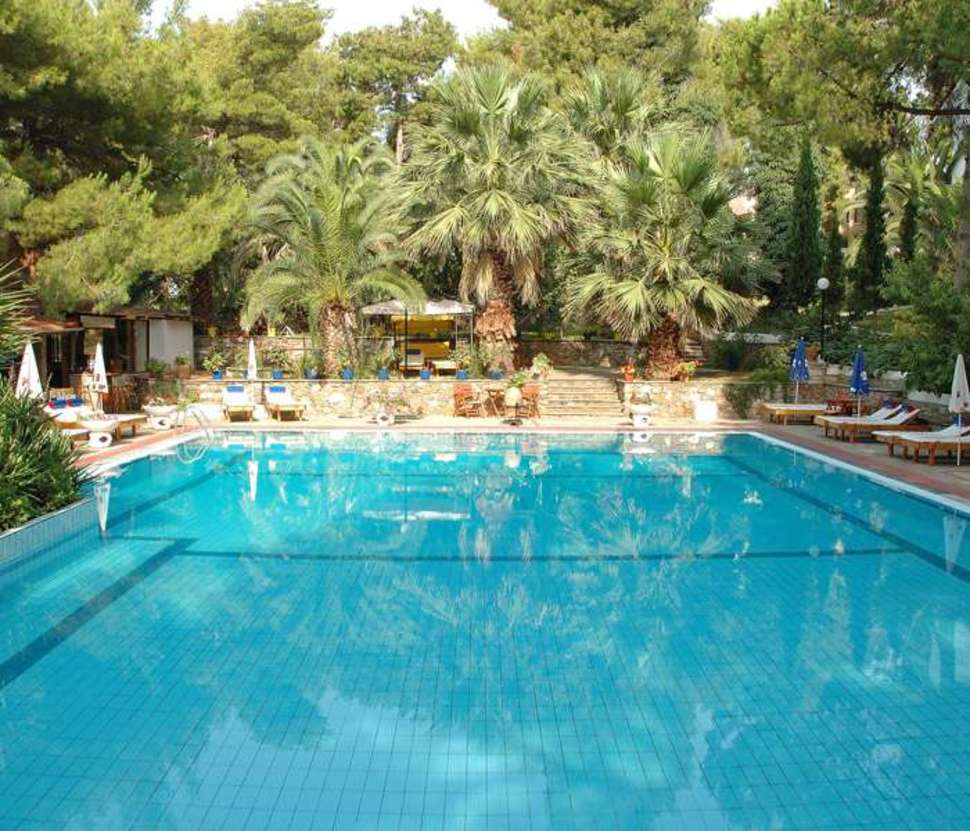 Een foto van het zwembad bij Porfi Beach Hotel